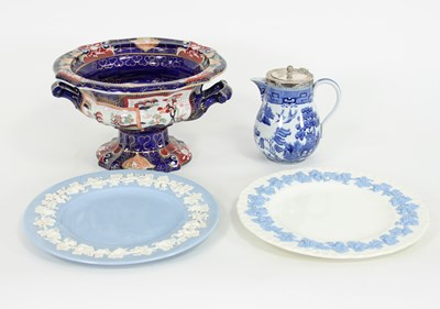 Lot 958 - A Masons Imari pattern tureen, a Wedgwood jug...