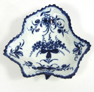 Lot 975 - A blue and white porcelain pickle dish