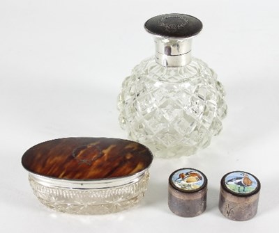 Lot 90 - An Edwardian silver mounted scent bottle with...