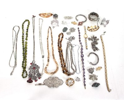 Lot 118 - A large quantity of costume jewellery to...