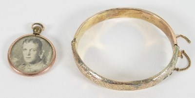 Lot 126 - A child's 9ct gold hollow hinged bracelet,...