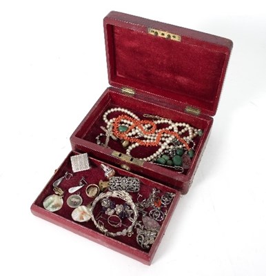 Lot 132 - A quantity of costume jewellery including a...