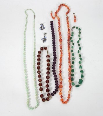 Lot 135 - A strand of faceted agate beads and the...