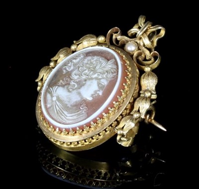 Lot 140 - A Victorian hardstone cameo pendant/brooch,...