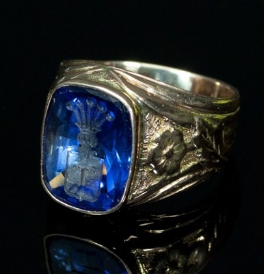 Lot 147 - A yellow gold and blue stone ring, the blue...