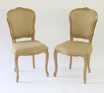 Lot 42 - A pair of salon chairs with gold frames,...