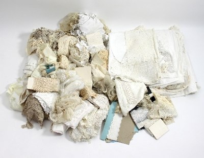 Lot 149 - A quantity of linens, lace, etc.