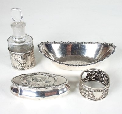 Lot 340 - An oval silver trinket box, Birmingham 1898,...