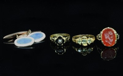 Lot 445 - A Victorian mourning ring, centred by a split...