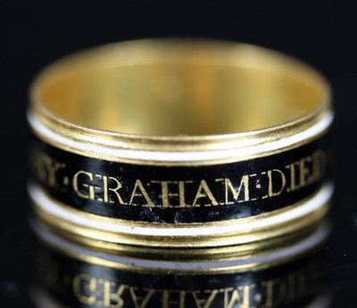 Lot 449 - A George III gold and enamel mourning ring,...