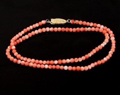 Lot 456 - A small coral bead necklace