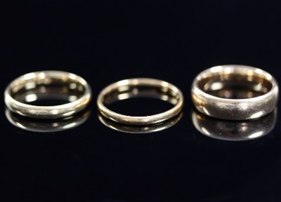 Lot 464 - An 18ct gold wedding band, size K and two...