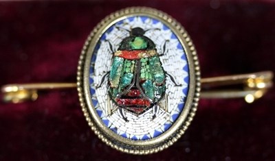 Lot 468 - A micromosaic brooch centred by a scarab...