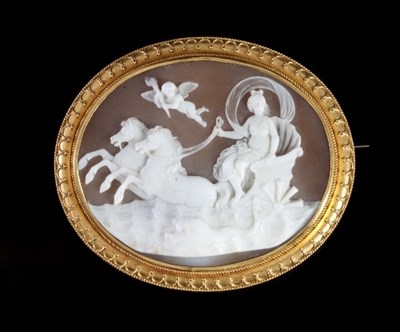 Lot 474 - A 19th Century shell cameo brooch of oval...