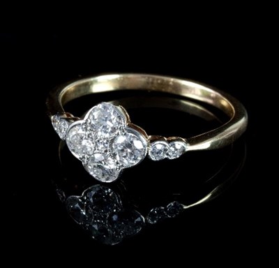 Lot 495 - A diamond ring, the central quatrefoil with...