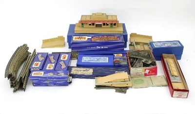 Lot 643 - Hornby Dublo, DI Through Station, DI Girder...