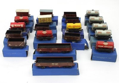 Lot 646 - Hornby Dublo DI boxed rolling stock, three Oil...