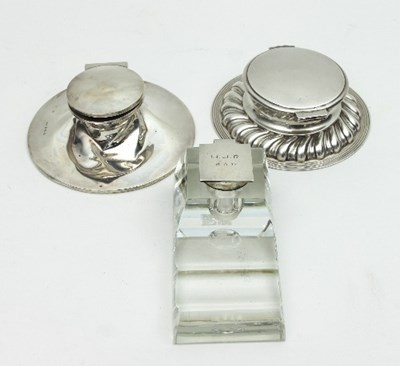 Lot 355 - A glass and silver mounted inkwell and pen...