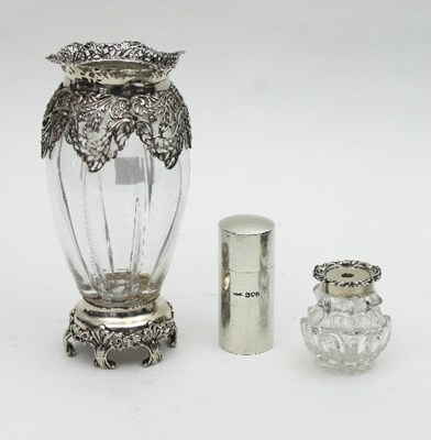 Lot 357 - A silver mounted glass vase, William Comyns,...