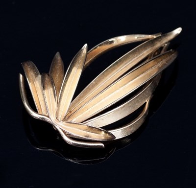 Lot 398 - Anton Michelsen: a 1960s 18ct gold brooch of...