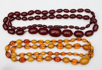 Lot 449 - A single row necklace of alternating amber and...