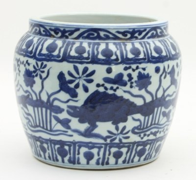 Lot 472 - A late Ming style Chinese blue and white jar...