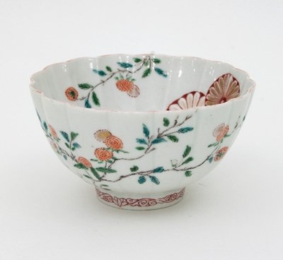 Lot 519 - A late 17th Century Japanese Imari ribbed bowl,...