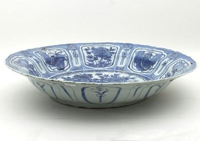 Lot 534 - A Chinese blue and white porcelain kraak...