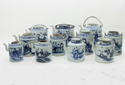 Lot 558 - A collection of eleven Chinese blue and white...