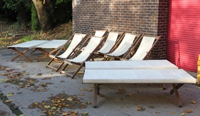 Lot 665 - A collection of six deck chairs and four day...