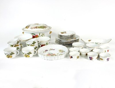 Lot 78 - A quantity of Royal Worcester Evesham pattern...