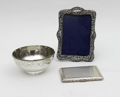 Lot 167 - A silver bowl, GA, London 1872, circular with...