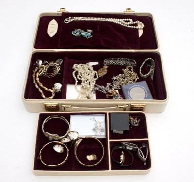 Lot 274 - A quantity of costume jewellery to include an...