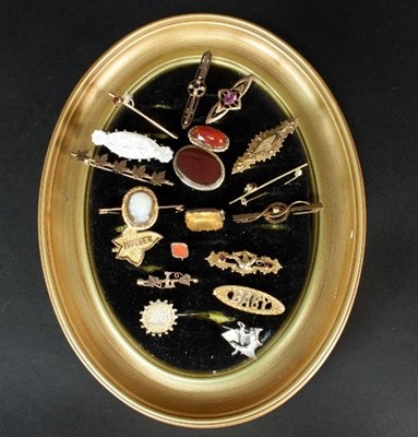 Lot 278 - A quantity of various brooches and pins,...