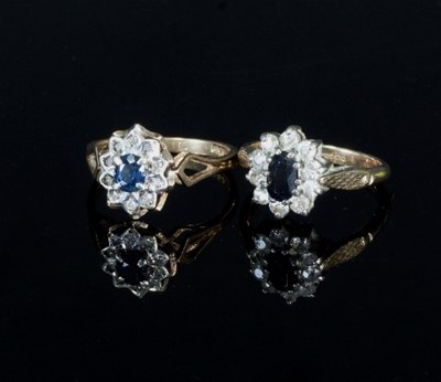 Lot 289 - A sapphire and diamond cluster ring with...