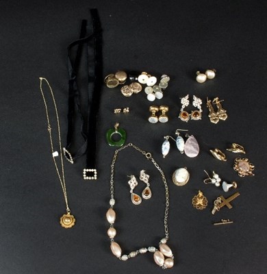 Lot 291 - A quantity of gold, silver and costume...