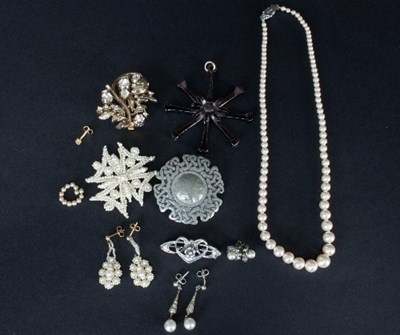 Lot 311 - A small quantity of costume jewellery...