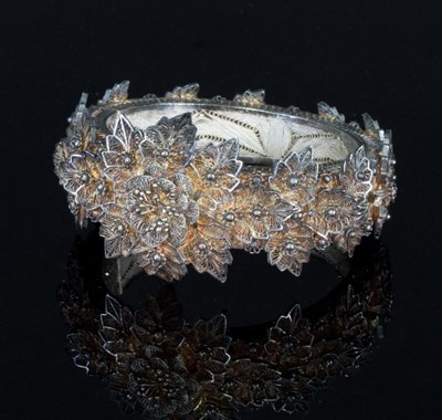 Lot 319 - An elaborate filigree hinged bangle with...