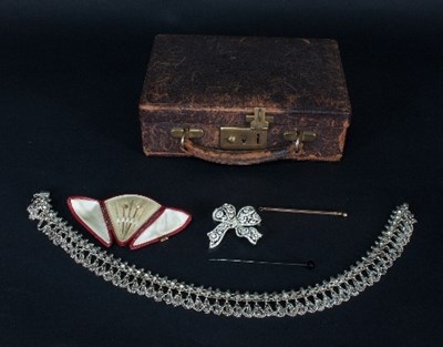 Lot 320 - A leather jewellery box containing an Indian...