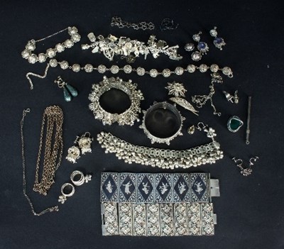 Lot 322 - A quantity of Eastern jewellery including...