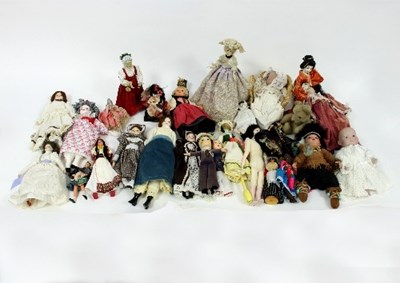 Lot 462 - A large quantity of various dolls to include a...