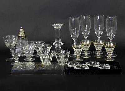 Lot 18 - Sundry glass