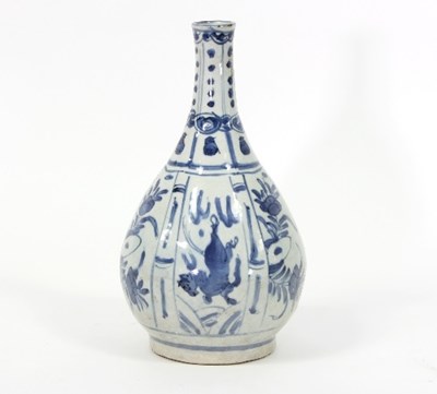 Lot 149 - A Chinese blue and white kraak bottle vase...