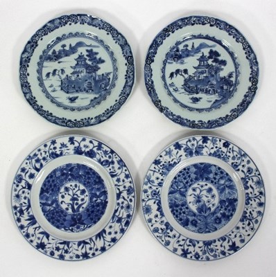 Lot 192 - A pair of Chinese export blue and white plates,...