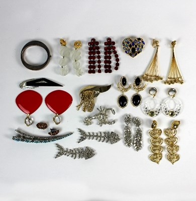 Lot 216 - A quantity of costume jewellery including ear...