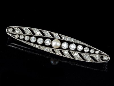 Lot 221 - An Edwardian diamond and pearl bar brooch, the...