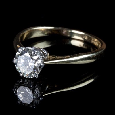 Lot 231 - A diamond solitaire ring, the stone of...