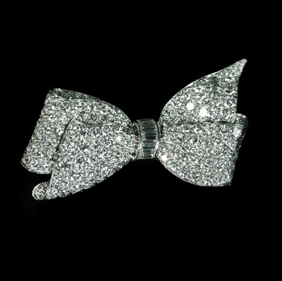 Lot 246 - A diamond bar brooch, with central baguette...