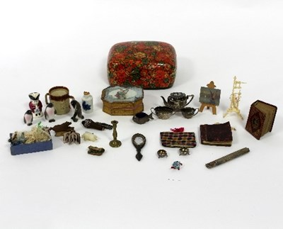 Lot 255 - A quantity of miniature/doll's house items...