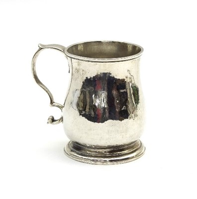 Lot 59 - A George II silver mug, Richard Gurney &...